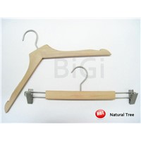 Wood hanger with natural finishing