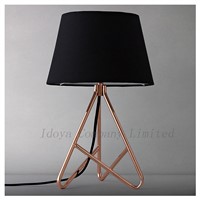 Modern Elegant Decoration Table Lamp Desk Lamp Metal Cloth Shade