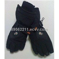 Heated glove with regulation of temperature