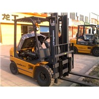 Balance weight type forklift truck with engine