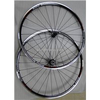 Light and high performance alloy clincher wheel