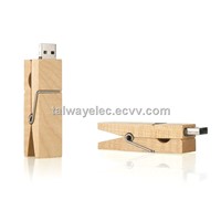 Clip-shaped Green Wooden USB Flash Drives with 10-year Minimum Data Retention and Shock Resistance